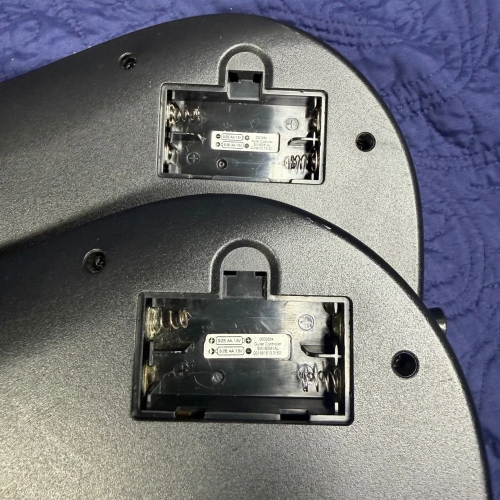 2 Activision Guitar Hero Live Wireless Guitar Controllers 0700 Black Gold